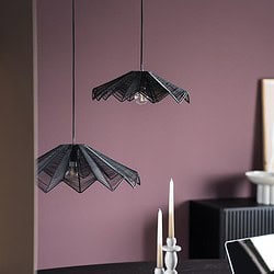 Industriële hanglampen in zwart met geometrisch design voor modern interieur, perfect als eyecatcher boven eettafel of bureau.