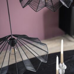Modern zwarte hanglampen van Mokana meubelen, strak en stijlvol design voor in de woonkamer of eetkamer. Perfect voor een eigentijdse inrichting met een industrieel tintje.