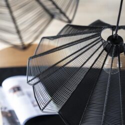 Strakke zwarte hanglampen van Mokana Meubelen met een modern ontwerp en draadstructuur, perfect voor eigentijdse interieurstyling.