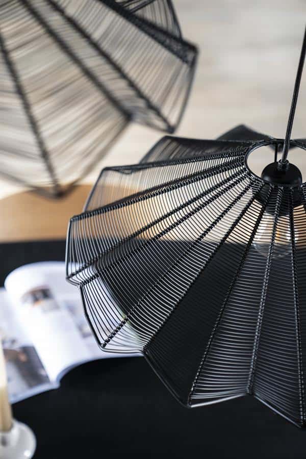 Strakke zwarte hanglampen van Mokana Meubelen met een modern ontwerp en draadstructuur, perfect voor eigentijdse interieurstyling.