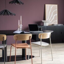Elegant houten eetkamerstoelen met zachte bekleding op een modern eettafel in een stijlvolle interieur setting. Perfect voor moderne woningen die comfort en design combineren.