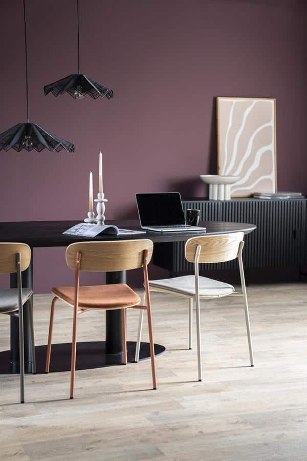 Elegant houten eetkamerstoelen met zachte bekleding op een modern eettafel in een stijlvolle interieur setting. Perfect voor moderne woningen die comfort en design combineren.