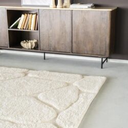 Modern houten dressoirkast met zwart metalen poten, elegante decoratie en designboeken, perfect voor een stylish woonkamer.