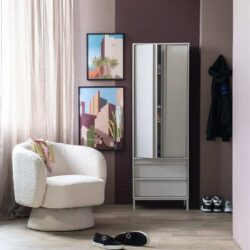 Modern witte opbergkast met spiegeldeuren in een eigentijdse woonkamer.