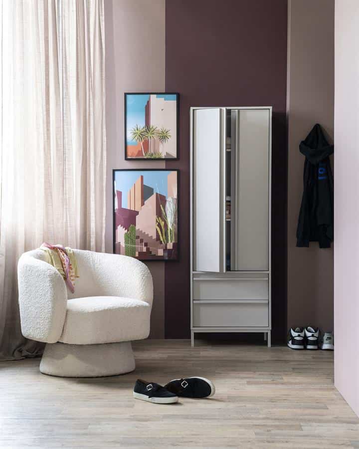 Modern witte opbergkast met spiegeldeuren in een eigentijdse woonkamer.