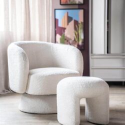 Modern wollige stoel en bijpassende poef, perfect voor een trendy woonkamer, ontworpen door Mokana Meubelen, combinatie van comfort en stijl voor een luxe interieur.