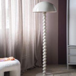 Decoratieve witte vloerlamp met spirale ontwerpen, perfect voor een modern interieur of woonkamer. Gemaakt van hoogwaardig materiaal, voegt stijl en sfeer toe aan elke ruimte.
