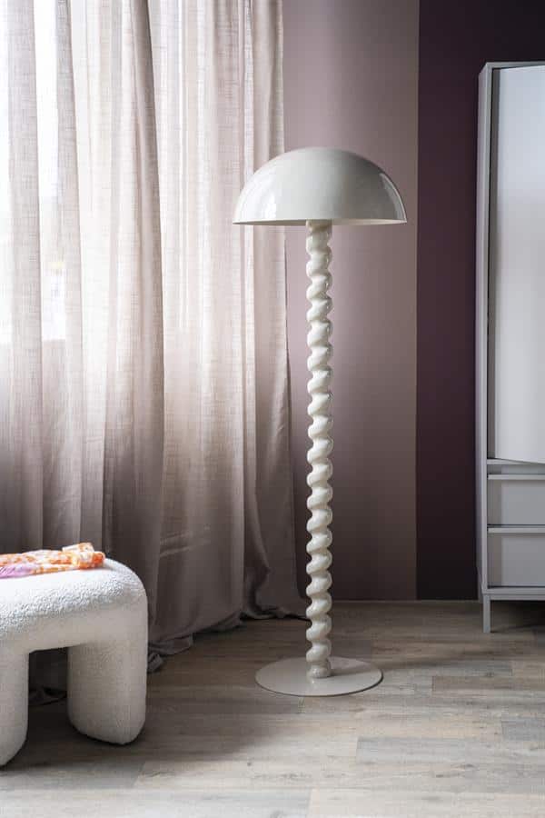 Decoratieve witte vloerlamp met spirale ontwerpen, perfect voor een modern interieur of woonkamer. Gemaakt van hoogwaardig materiaal, voegt stijl en sfeer toe aan elke ruimte.