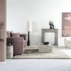Elegante woonkamer met Mokana meubelen, inclusief comfortabele bank, stijlvolle salontafel en decoratieve accessoires in een modern, lichter interieur.