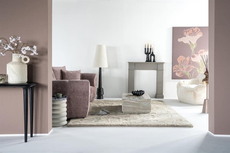 Elegante woonkamer met Mokana meubelen, inclusief comfortabele bank, stijlvolle salontafel en decoratieve accessoires in een modern, lichter interieur.