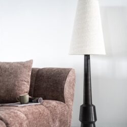 Vintage sofa en wandlamp in modern woonkamer, stijlvolle woondecoratie, comfortabel meubel, design verlichting, Mokana meubels.