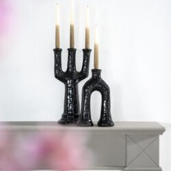 Decoratieve zwarte kandelaars, design houten kandelaars, stijlvolle woonaccessoires, moderne interieurdecoratie, Mokana Meubelen, handgemaakte houten kandelaars, elegante tafeldecoratie, exclusieve woonstijl, design verlichting, luxe woonaccessoires.