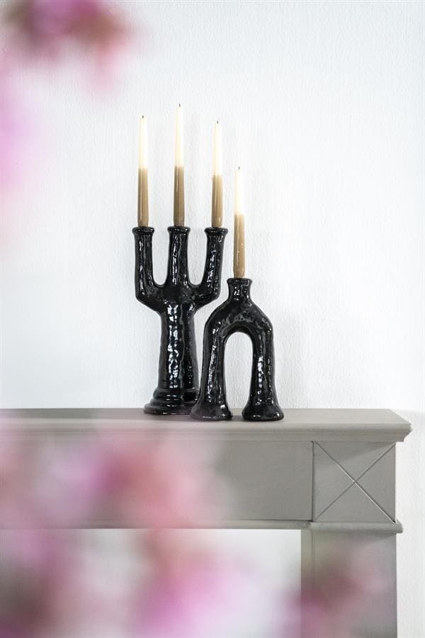 Decoratieve zwarte kandelaars, design houten kandelaars, stijlvolle woonaccessoires, moderne interieurdecoratie, Mokana Meubelen, handgemaakte houten kandelaars, elegante tafeldecoratie, exclusieve woonstijl, design verlichting, luxe woonaccessoires.
