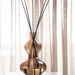 Glazen vaas met diffuser stokjes op salontafel, modern design, interieuraccessoire, decoratie, Mokana Meubelen.