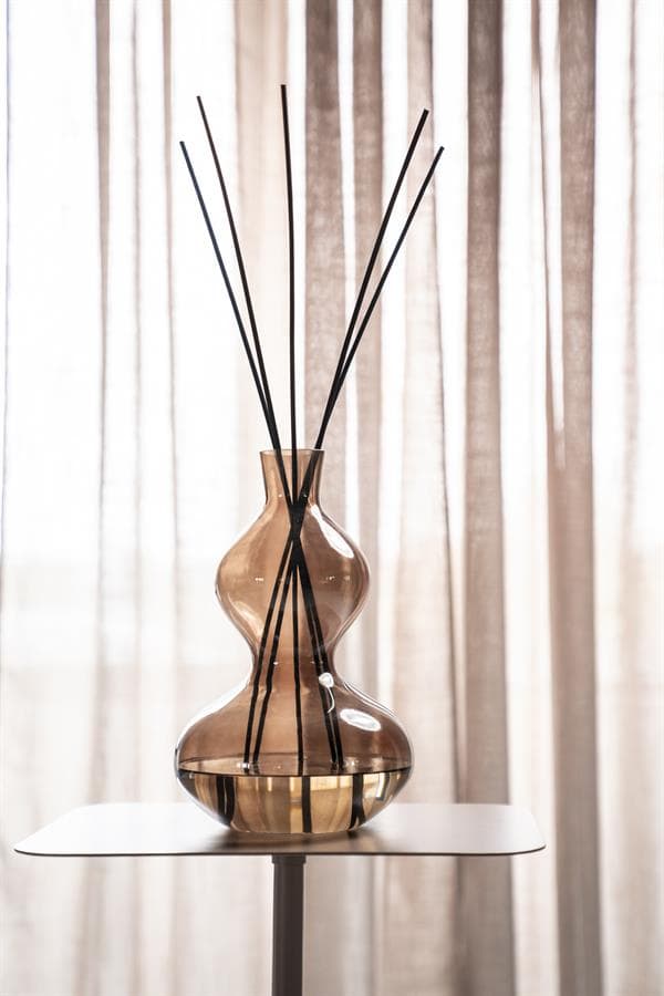 Glazen vaas met diffuser stokjes op salontafel, modern design, interieuraccessoire, decoratie, Mokana Meubelen.