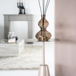 Elegant glazen vaas met zwarte takken op kunstmatige bijzettafel, moderne interieur decoratie, stijlvolle woonaccessoire, Mokana Meubelen.