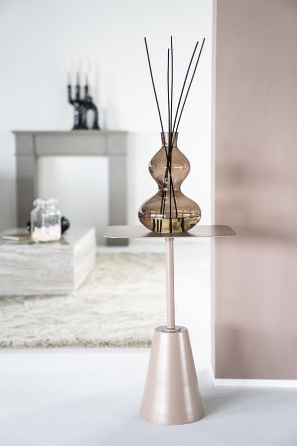 Elegant glazen vaas met zwarte takken op kunstmatige bijzettafel, moderne interieur decoratie, stijlvolle woonaccessoire, Mokana Meubelen.