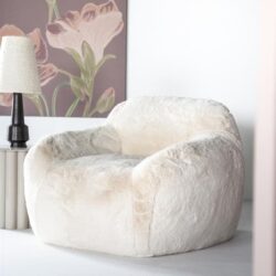 Luxe witte hoornvormige fauteuil van Mokana Meubelen, perfect voor een modern en comfortabel interieur.