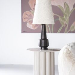 Houten tafellamp op een modern bijzettafel met elegante stijlen, ontworpen voor stijlvolle woonkamers en slaapkamers.