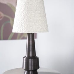 Elegante bureaulamp met metalen voet en witte lampenkap, modern design, geschikt voor woonkamer of kantoor, verkrijgbaar bij Mokana Meubelen.