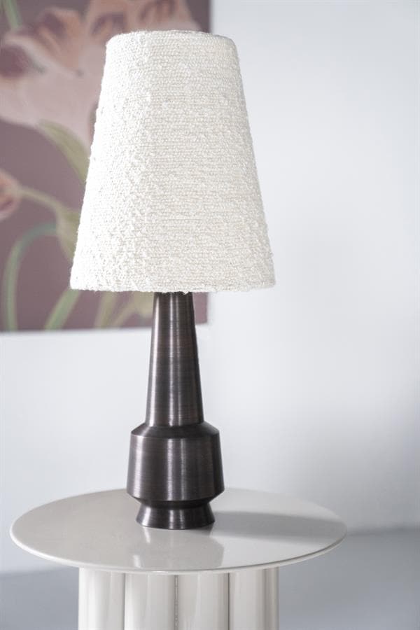Elegante bureaulamp met metalen voet en witte lampenkap, modern design, geschikt voor woonkamer of kantoor, verkrijgbaar bij Mokana Meubelen.