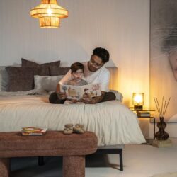 Slaapkamer met comfortabel bed en sfeervolle verlichting, perfect voor ontspanning en familie momenten.