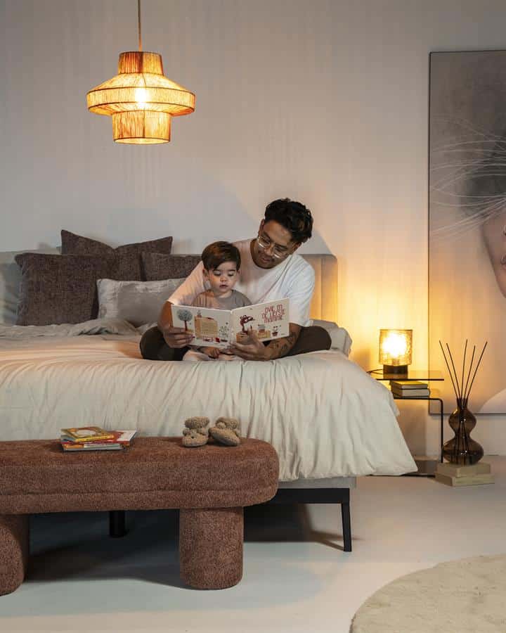 Slaapkamer met comfortabel bed en sfeervolle verlichting, perfect voor ontspanning en familie momenten.