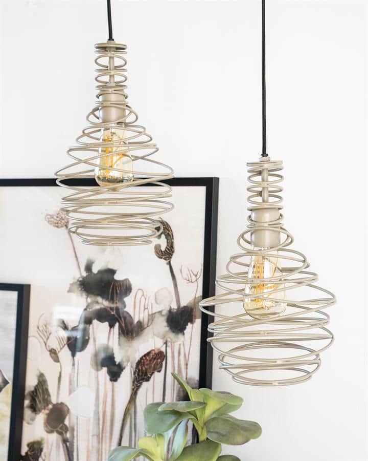 Moderne beige spirallampen met E27 fittingen, hangend in een minimalistisch interieur. Perfect voor sfeervolle verlichting in woon- of eetkamers, gecombineerd met planten en kunst voor een stijlvolle uitstraling.