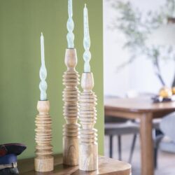 Unieke houten kaarsenstandaards met twist design, perfect voor sfeervolle interieur decoratie en landelijke woonstijl. Handgemaakt en natuurlijke uitstraling voor warme ambiance.