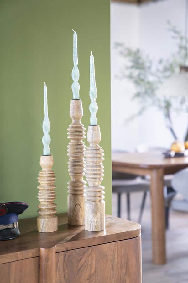Unieke houten kaarsenstandaards met twist design, perfect voor sfeervolle interieur decoratie en landelijke woonstijl. Handgemaakt en natuurlijke uitstraling voor warme ambiance.