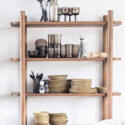 Hoogwaardige houten open kast met servies en keukenaccessoires, modern design, perfect voor keuken- of eetkamerinterieur, duurzaam en stijlvol meubelstuk van Mokana Meubelen.