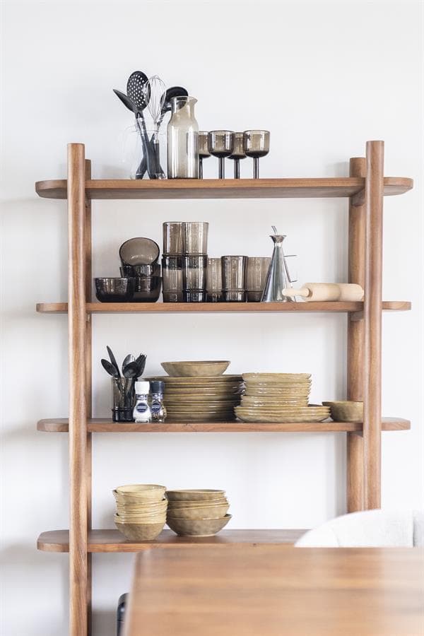 Hoogwaardige houten open kast met servies en keukenaccessoires, modern design, perfect voor keuken- of eetkamerinterieur, duurzaam en stijlvol meubelstuk van Mokana Meubelen.