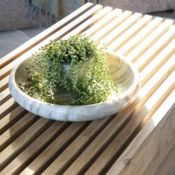 Natuurlijke houten tuinbank met plantencombinatie, perfect voor tuindecoratie en ontspanning, gemaakt door Mokana Meubelen.