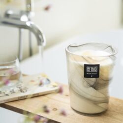 Elegant marmer-look vaas met BY-BOO label voor stijlvolle interieurdecoratie.