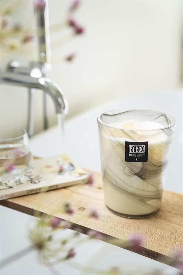 Elegant marmer-look vaas met BY-BOO label voor stijlvolle interieurdecoratie.