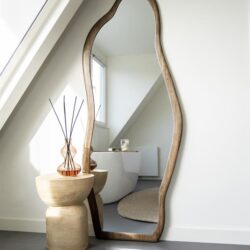 Reflexieframes, houten spiegels, landelijke interieur, woondecoratie, moderne meubels, natuurlijke materialen.