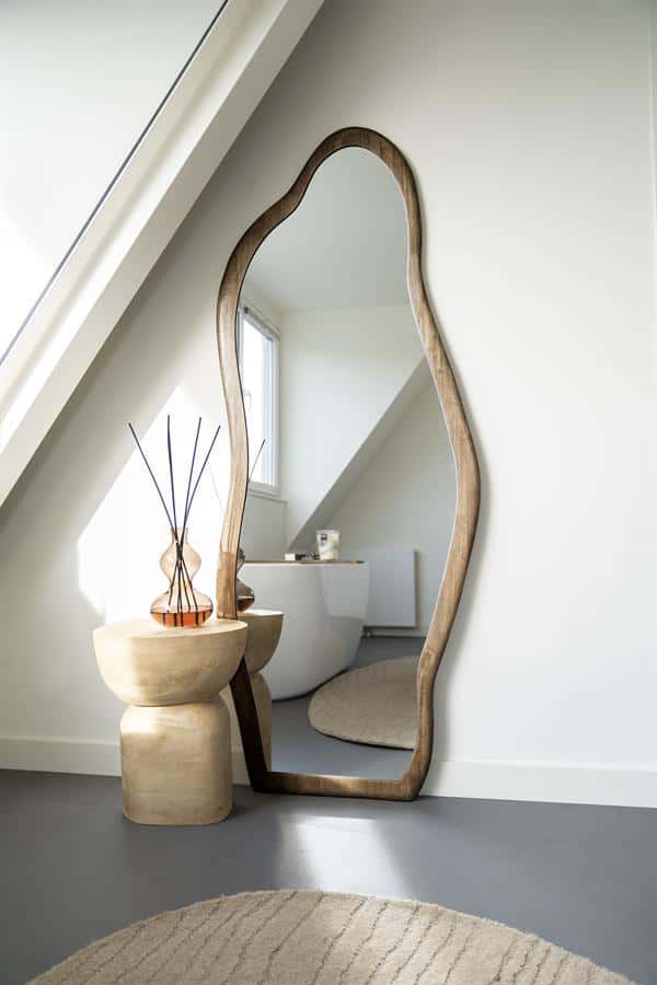 Reflexieframes, houten spiegels, landelijke interieur, woondecoratie, moderne meubels, natuurlijke materialen.