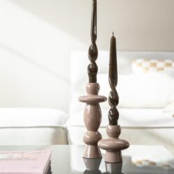 Elegant decoraccessoires, keramische kandelaars met gedraaide kaarsen, modern interieuraccessoire, stijlvolle tafelversiering, Mokana Meubelen selectie.