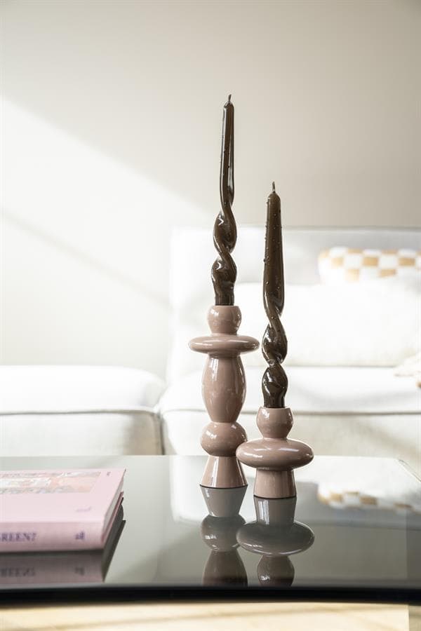 Elegant decoraccessoires, keramische kandelaars met gedraaide kaarsen, modern interieuraccessoire, stijlvolle tafelversiering, Mokana Meubelen selectie.