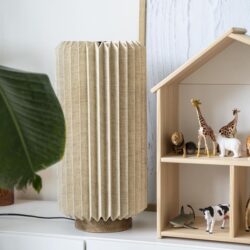 Elegant houten lamp met ribbelpatroon en Scandinavisch design, perfect voor moderne woonkamers en slaapkamers.