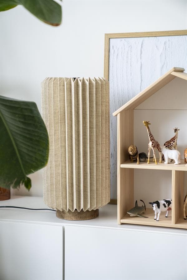 Elegant houten lamp met ribbelpatroon en Scandinavisch design, perfect voor moderne woonkamers en slaapkamers.