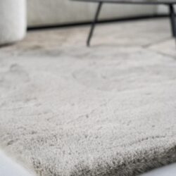 Moderne design vloerkleed op houten vloer in woonkamer.