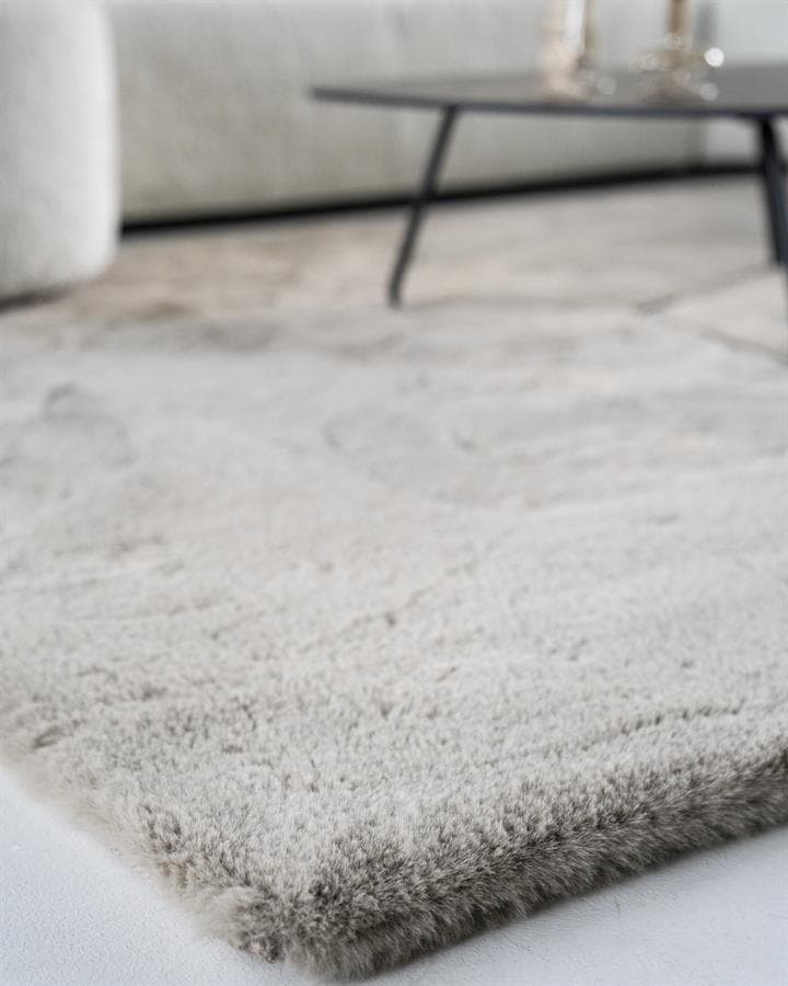 Moderne design vloerkleed op houten vloer in woonkamer.