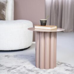 Elegant ronde salontafel in zachte rosegoud metallic afwerking, perfect voor een modern interieur.