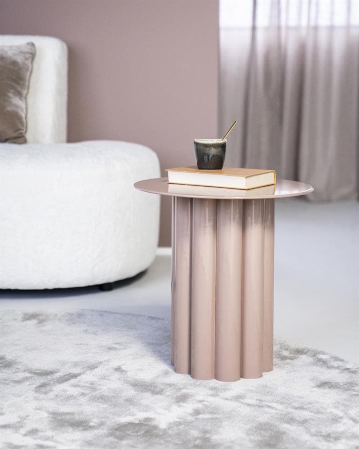 Elegant ronde salontafel in zachte rosegoud metallic afwerking, perfect voor een modern interieur.