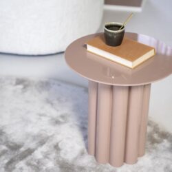 Elegant bijzettafel van Mokana Meubelen met een glanzende afwerking en een uniek geplooid ontwerp, perfect voor modern interieur en stijlvolle woonaccessoires.