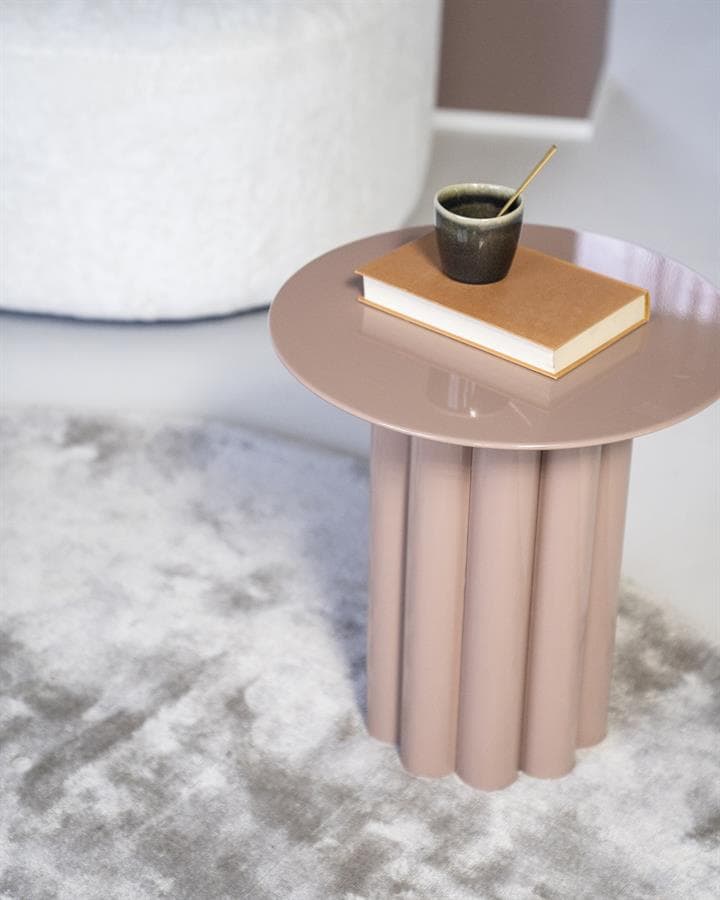 Elegant bijzettafel van Mokana Meubelen met een glanzende afwerking en een uniek geplooid ontwerp, perfect voor modern interieur en stijlvolle woonaccessoires.