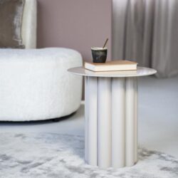 Elegante witte bijzettafel van Mokana Meubelen met een moderne, ronde vorm, perfect voor sfeervolle woonkamers en stijlvolle interieurs.