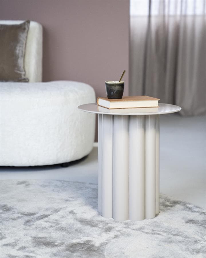 Elegante witte bijzettafel van Mokana Meubelen met een moderne, ronde vorm, perfect voor sfeervolle woonkamers en stijlvolle interieurs.