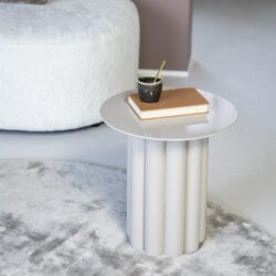 Hoogglans wit bijzettafel met ronde top en cilindrische pootjes, modern design voor stijlvolle woonkamer meubelen.